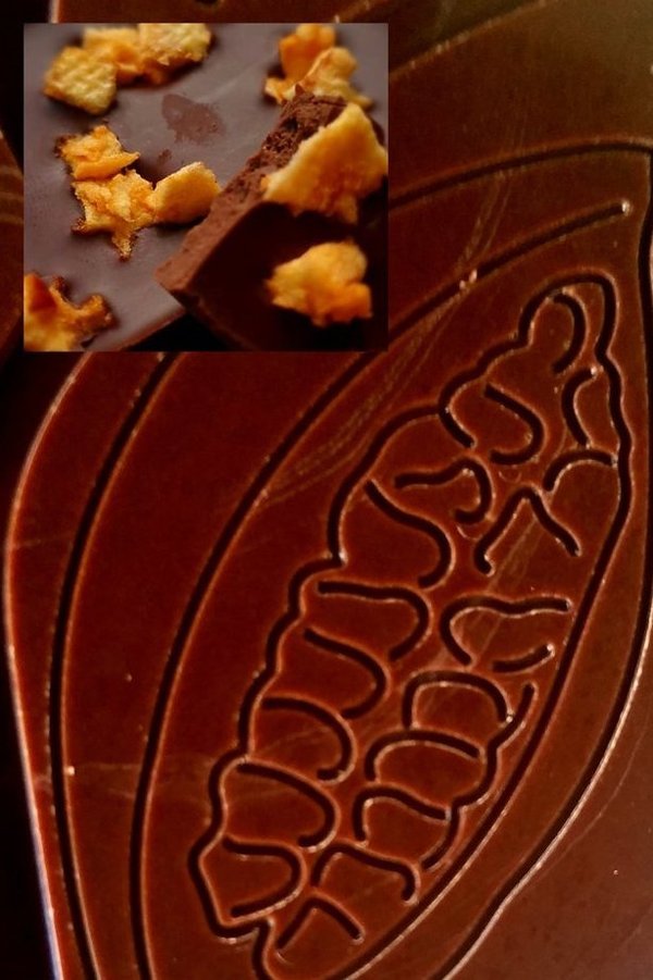 Feinste Zartbitterschokolade mit Apfelstückchen (55%Kakao)